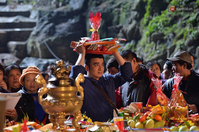 Người dân chen chân hứng nước thánh ở động Hương Tích trong ngày khai hội chùa Hương Người dân chen chân hứng nước thánh ở động Hương Tích trong ngày khai hội chùa Hương